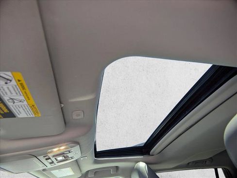 Used 2023 Toyota Highlander XLE FWD image 16