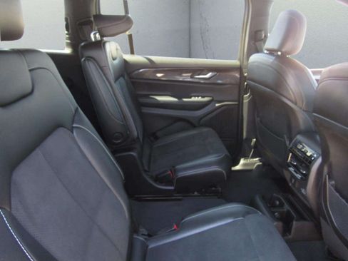 Used 2023 Jeep Grand Cherokee L Laredo RWD image 11