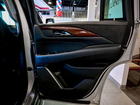 Used 2016 Cadillac Escalade Luxury AWD/4WD image 27