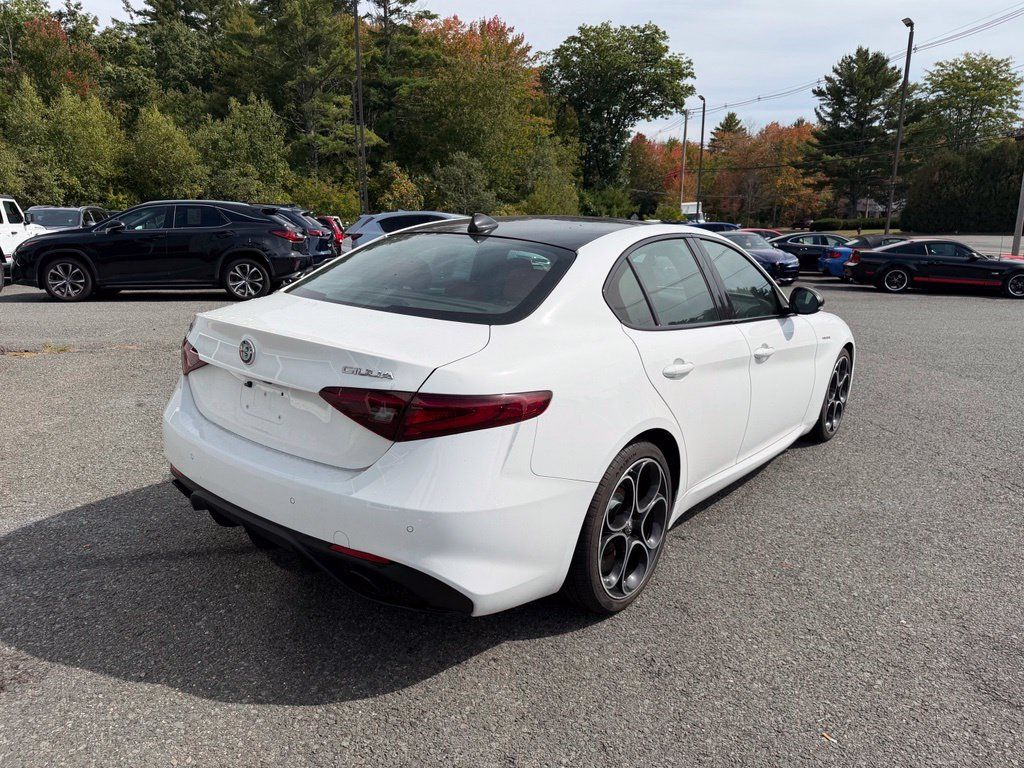 Used 2023 Alfa Romeo Giulia Veloce RWD image 6
