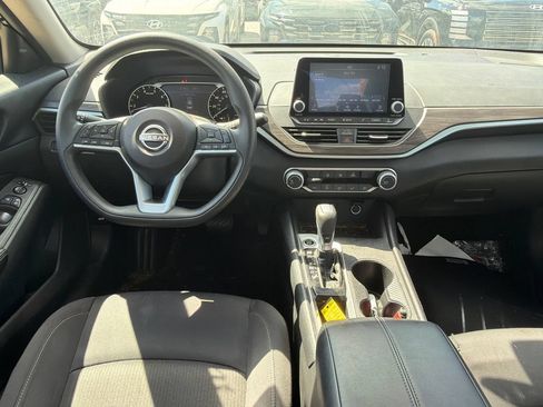 Used 2025 Nissan Altima 2.5 SV FWD image 16