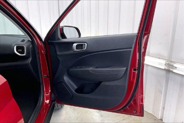 Used 2025 Hyundai Venue SEL FWD image 22