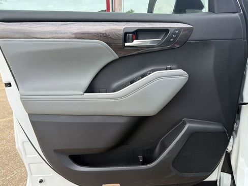 Used 2023 Toyota Highlander Platinum FWD image 12