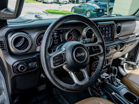 Used 2022 Jeep Wrangler Unlimited Rubicon w/ LED Lighting Group AWD/4WD image 16