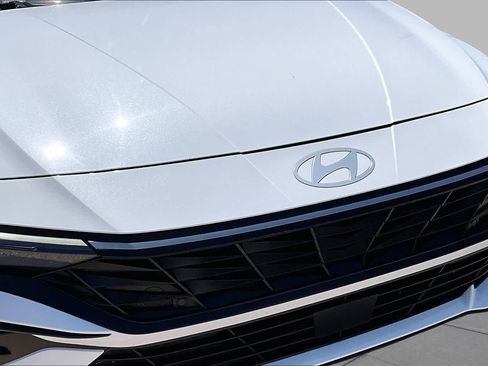 Used 2025 Hyundai Elantra Limited FWD image 29