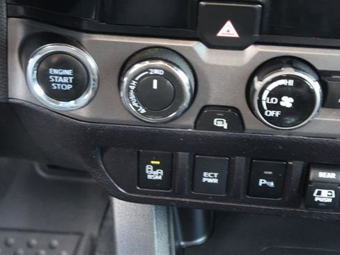 Used 2018 Toyota Tacoma TRD Sport w/ Technology Package AWD/4WD image 33