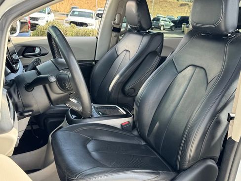 Used 2022 Chrysler Pacifica Touring-L image 27