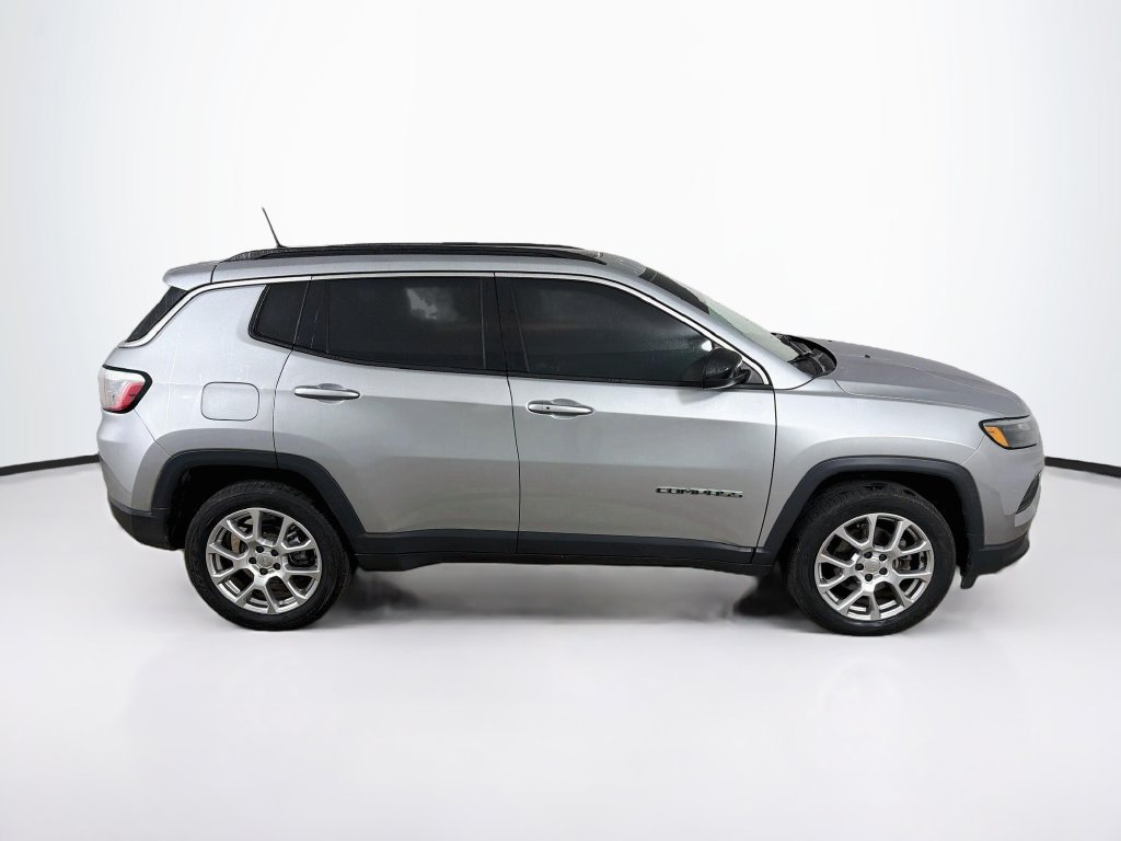 Used 2022 Jeep Compass Latitude w/ Sun and Sound Group AWD/4WD image 4
