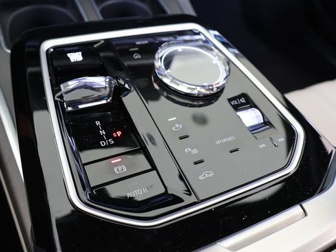 Used 2025 BMW 760i xDrive w/ Executive Package AWD/4WD image 23