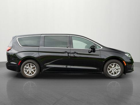 Used 2025 Chrysler Pacifica Select FWD image 8