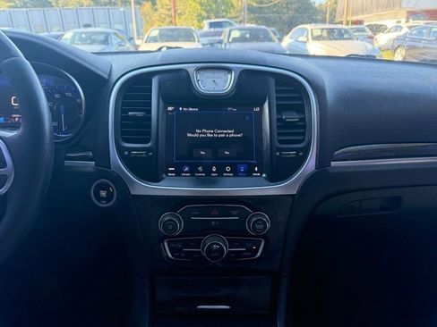 Used 2018 Chrysler 300 Limited image 16