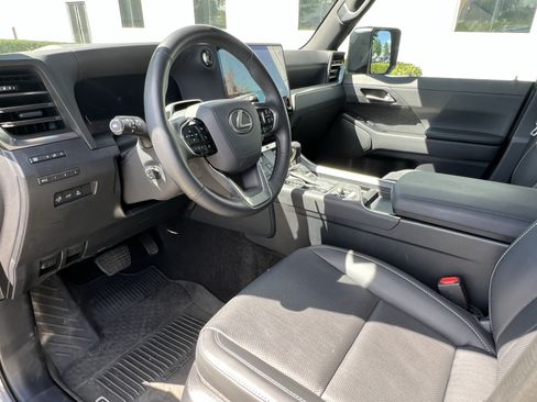 Used 2025 Lexus GX 550 w/ Accessory Package (2T) AWD/4WD image 17