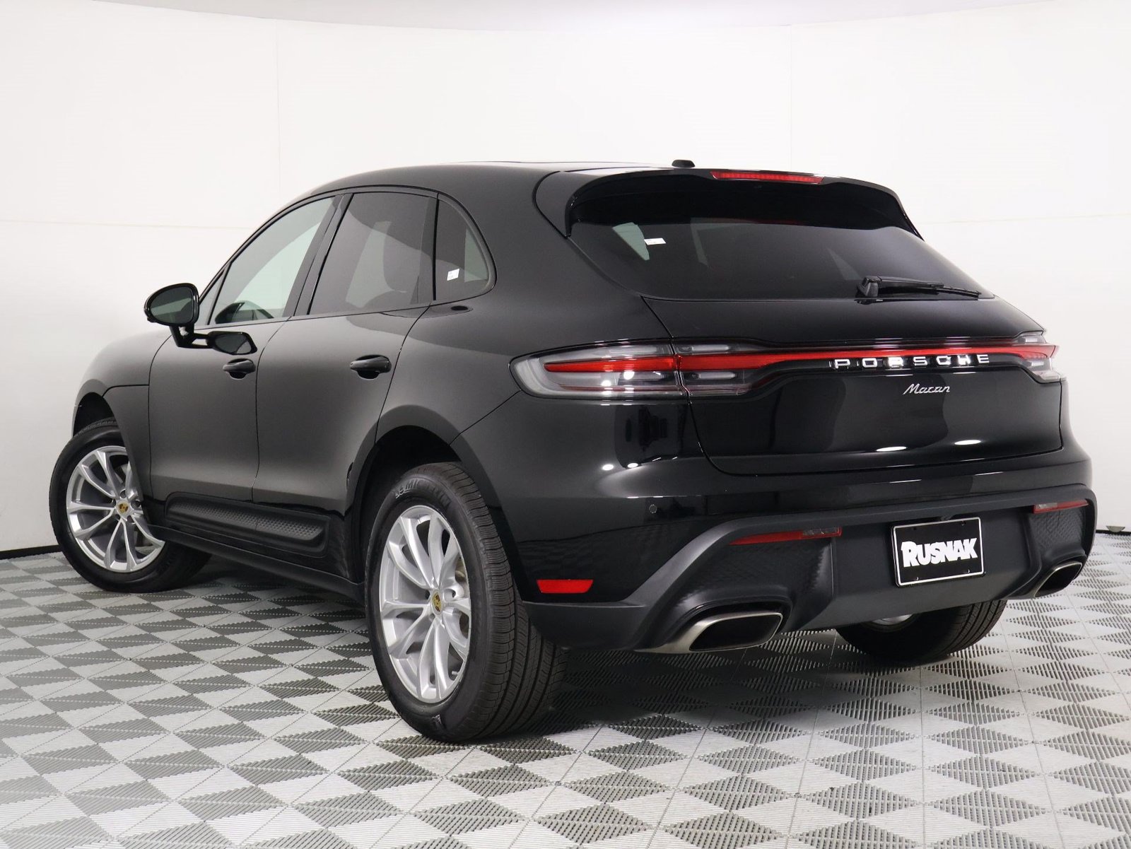 Certified 2026 Porsche Macan AWD/4WD image 3
