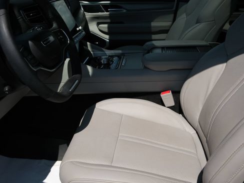 Used 2025 Jeep Wagoneer Series III w/ Premium Group I AWD/4WD image 13