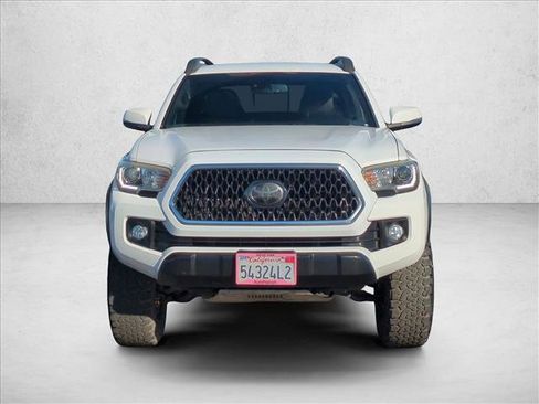 Used 2018 Toyota Tacoma TRD Off-Road w/ Technology Package image 2