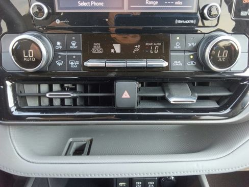 Used 2021 Toyota Highlander L FWD image 28