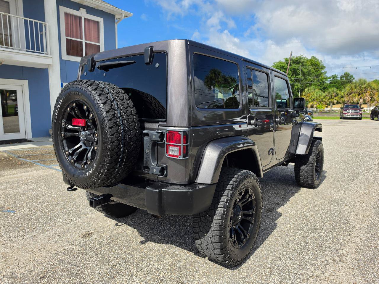 Used 2018 Jeep Wrangler Unlimited Sahara AWD/4WD image 5