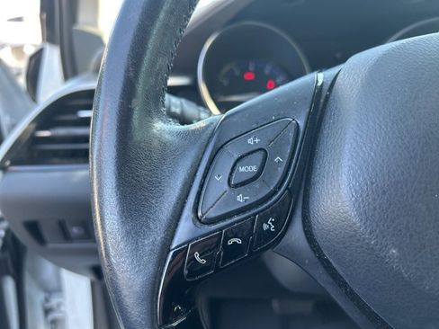 Used 2022 Toyota C-HR XLE image 19