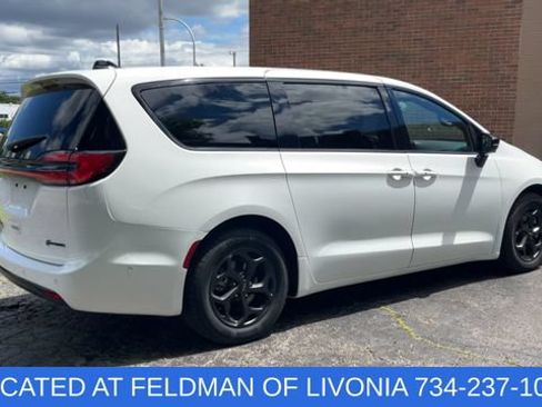Used 2024 Chrysler Pacifica Limited FWD image 8