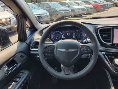 Used 2025 Chrysler Pacifica Limited FWD image 21