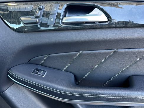 Used 2015 Mercedes-Benz GL 550 4MATIC image 21