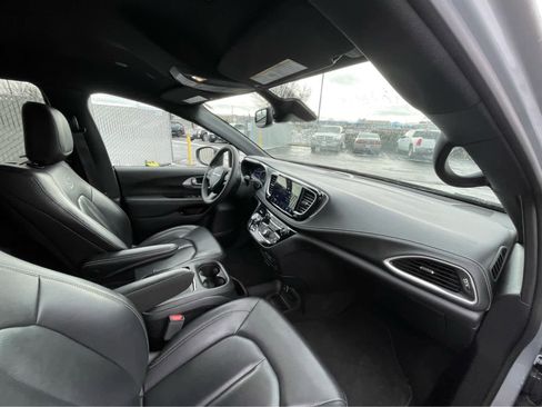 Used 2023 Chrysler Pacifica Touring-L w/ Uconnect Theater Family Group image 27