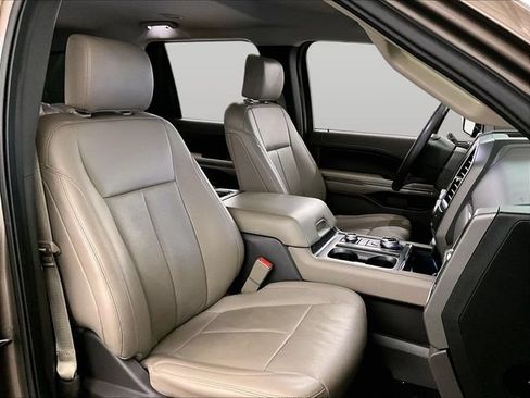Used 2019 Ford Expedition XLT w/ Equipment Group 202A AWD/4WD image 8