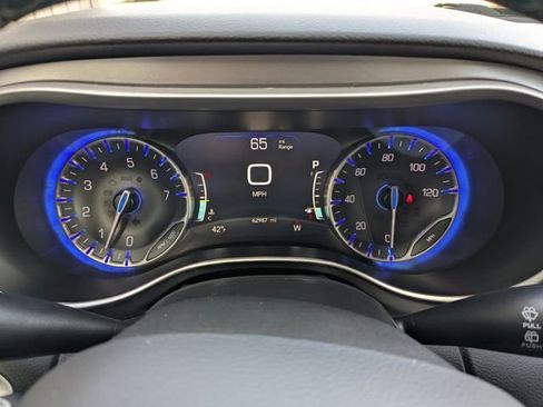 Used 2023 Chrysler Pacifica Touring-L image 18