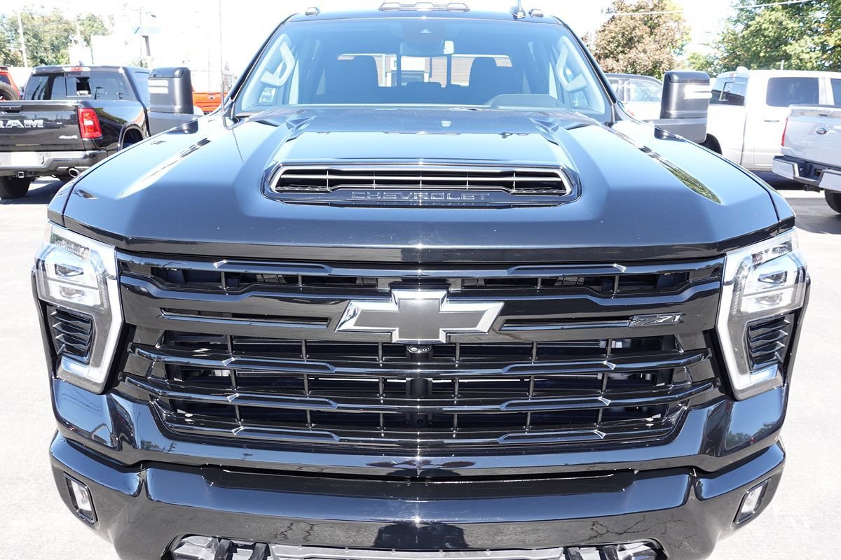 Used 2024 Chevrolet Silverado 2500 LT w/ Midnight Edition AWD/4WD image 6