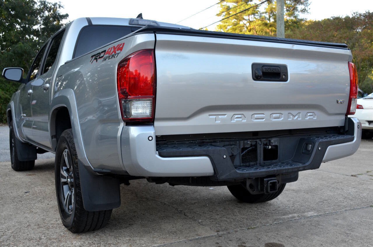 Used 2017 Toyota Tacoma TRD Sport AWD/4WD image 7