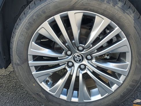 Used 2024 Toyota Venza Limited image 5