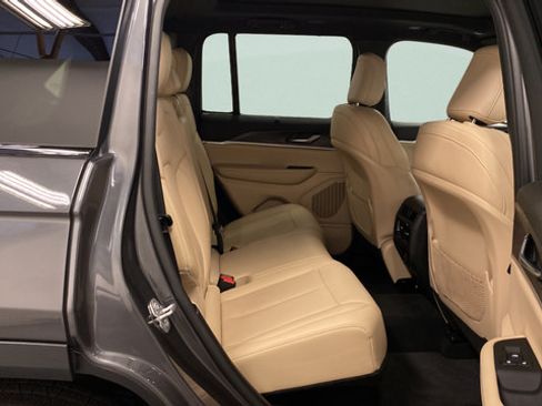 Used 2025 Jeep Grand Cherokee Limited w/ Luxury Tech Group II AWD/4WD image 34