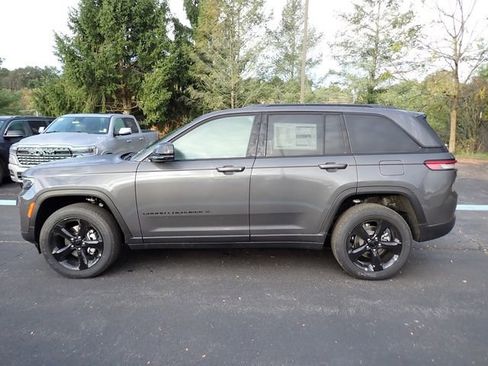 New 2025 Jeep Grand Cherokee Altitude AWD/4WD image 2