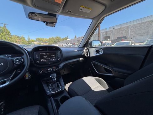 Used 2025 Kia Soul LX w/ LX Technology Package FWD image 33