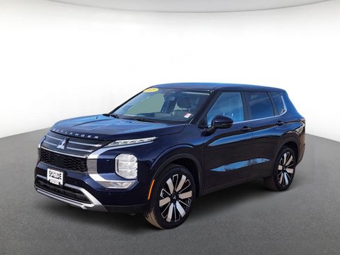 Used 2025 Mitsubishi Outlander SE image 2