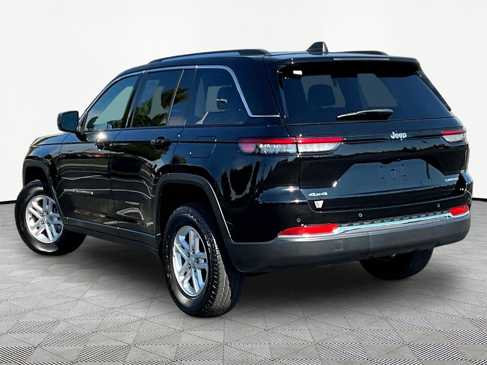 Used 2023 Jeep Grand Cherokee Laredo w/ Trailer Tow Prep Group (B) AWD/4WD image 4