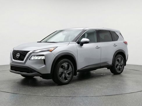 Used 2025 Nissan Rogue SV image 3
