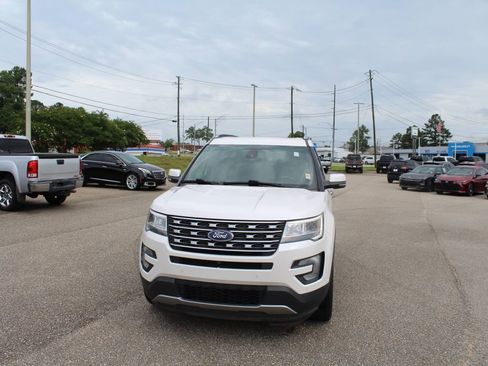 Used 2017 Ford Explorer Limited w/ Equipment Group 301A FWD image 4