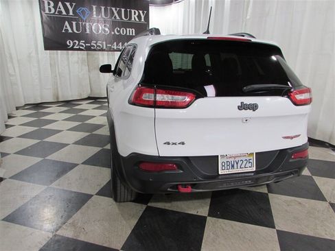 Used 2018 Jeep Cherokee Trailhawk image 7
