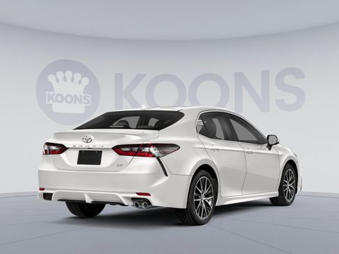 Used 2023 Toyota Camry SE image 2