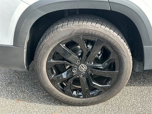 Certified 2024 Volkswagen Taos SE image 17