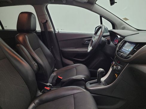 Used 2017 Chevrolet Trax LT w/ LT Convenience Package AWD/4WD image 21