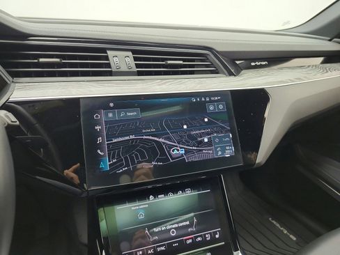 Used 2023 Audi e-tron Premium Plus w/ Premium Plus Package AWD/4WD image 9