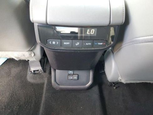 Used 2022 Toyota Highlander XLE FWD image 11