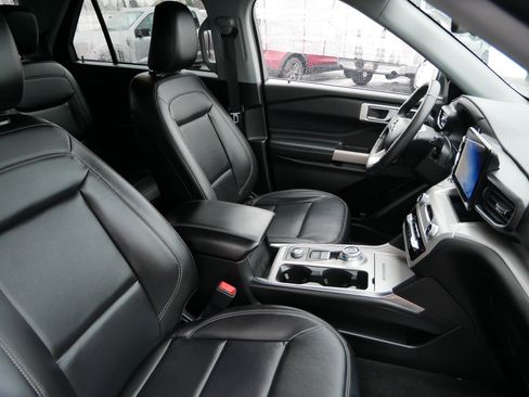 Used 2022 Ford Explorer XLT w/ Equipment Group 202A image 22
