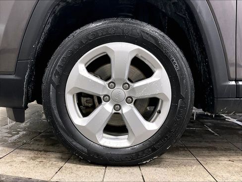 Used 2022 Jeep Compass Latitude w/ Mopar Graphics Package image 7