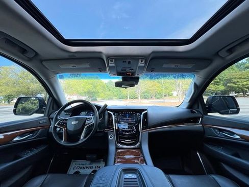 Used 2018 Cadillac Escalade ESV Luxury RWD image 29