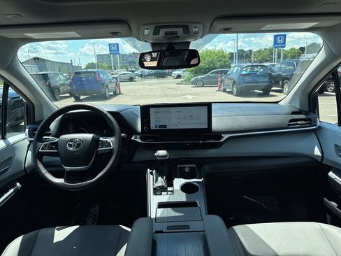 Used 2026 Toyota Sienna XLE FWD image 15