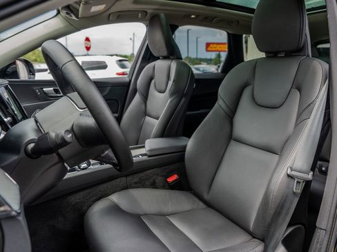 Used 2025 Volvo XC60 B5 Plus AWD/4WD image 17