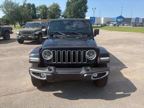 Used 2025 Jeep Wrangler Unlimited Sahara AWD/4WD image 9